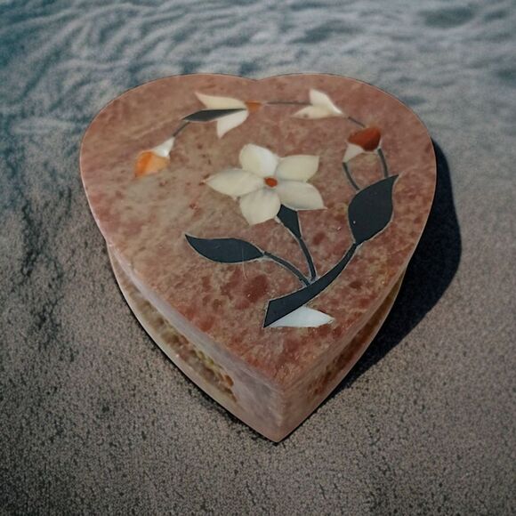Soapstone Trinket Box Inlaid Mother of Pearl Floral Hand Carved Vintage Heart - Picture 15 of 16